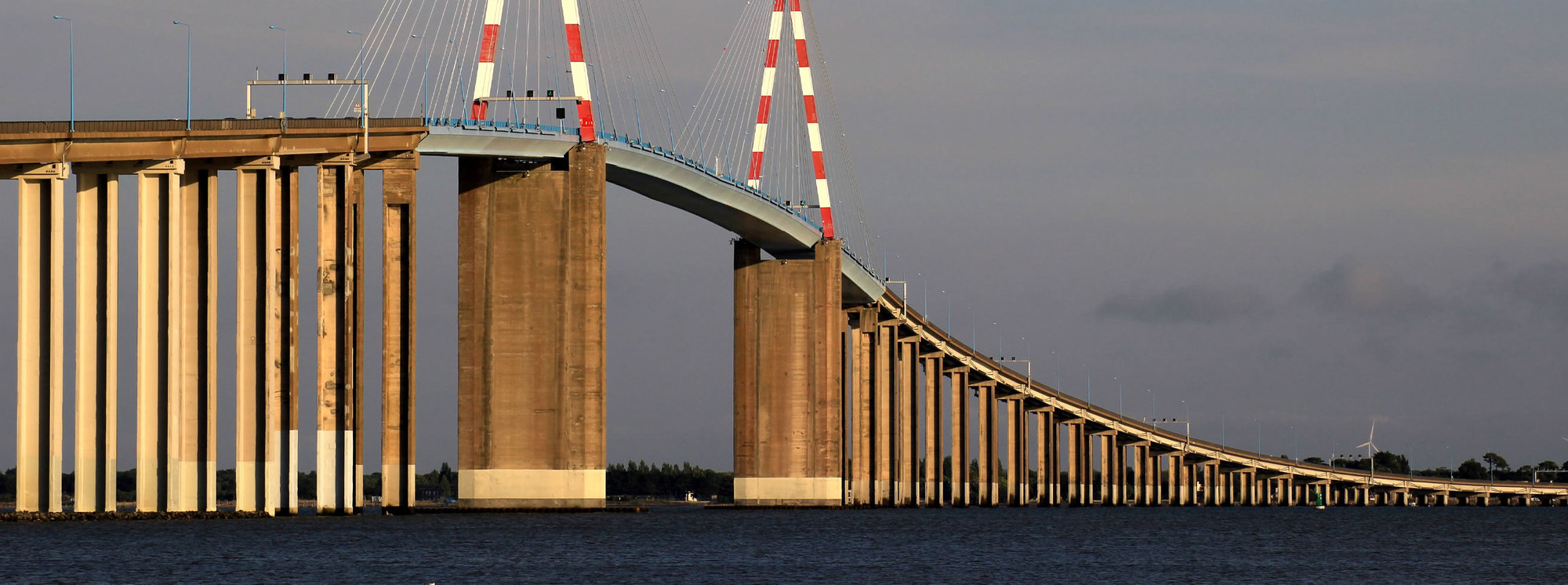 Pont au dessus au-dessus de la mer